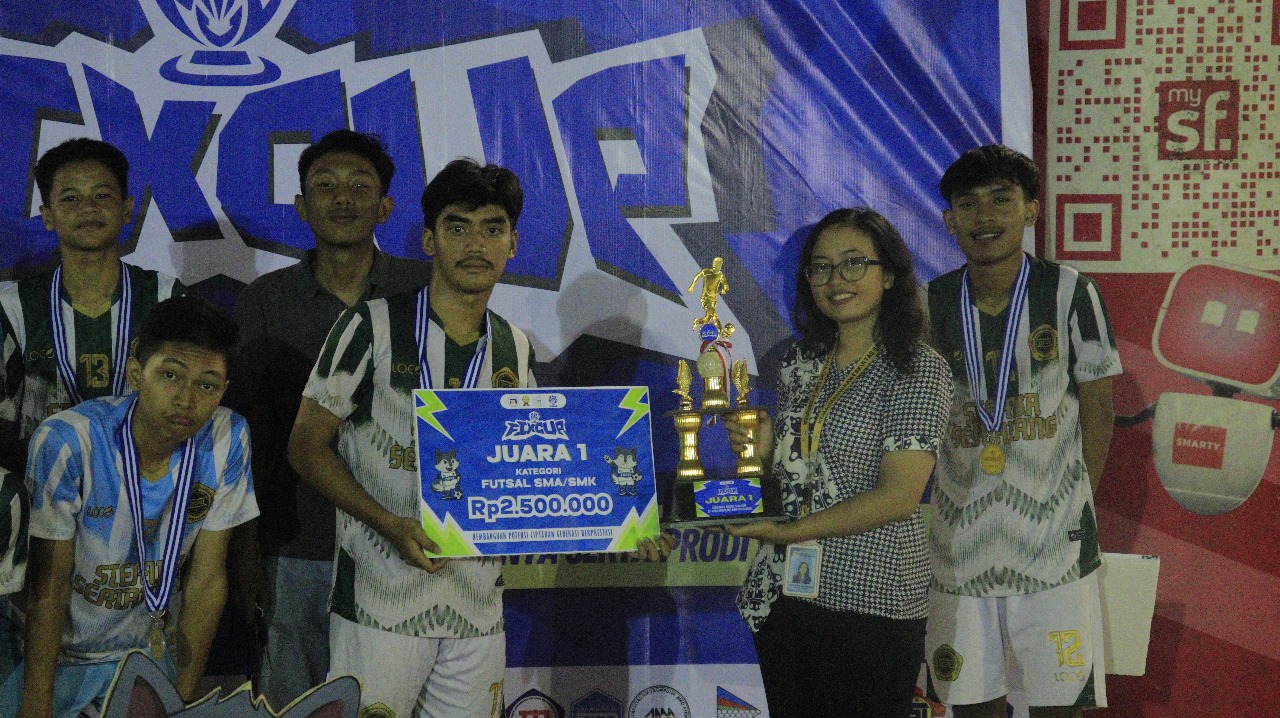 Penyerahan PIALA DAN HADIAH JUARA 1 SMA 